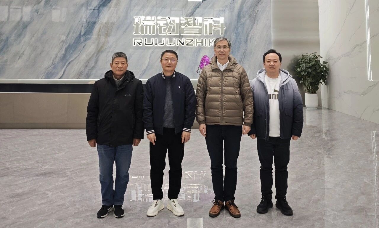 6 机床协会领导与董事长合照.jpg